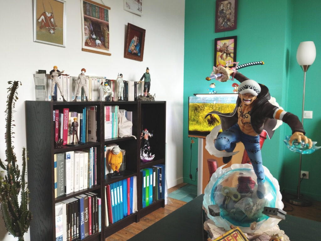 Bureau avec statuettes d’anime japonais de Mylène, guide-conférencière à Paris